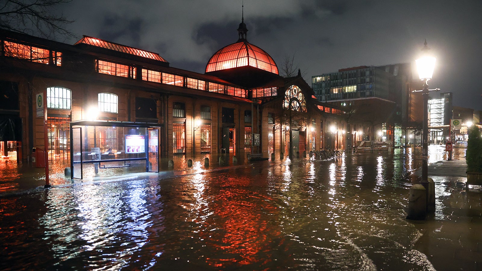 Sturmflut setzt Hamburger Fischmarkt erneut unter Wasser